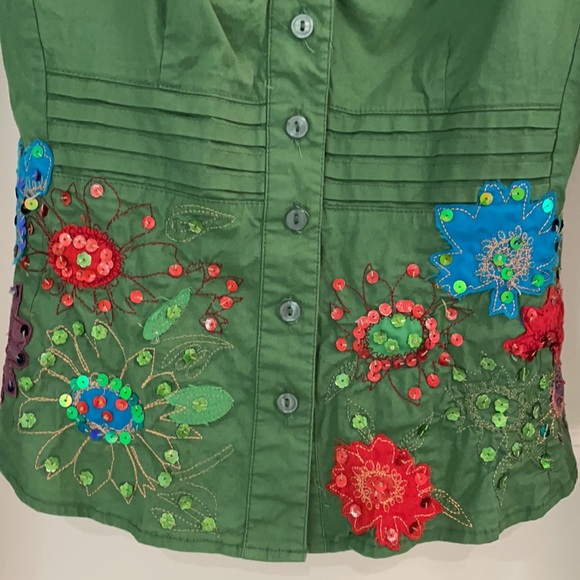 Fitted green V neck top with unique sequin detail - Picture 3 of 7